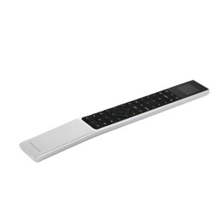 Bang & Olufsen BeoRemote One juhtpult on Bluetooth ühendusega, pulti ümbritseb hõbedane alumiinium