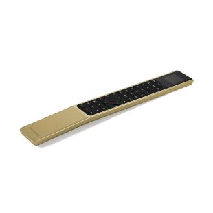 Bang & Olufsen BeoRemote One juhtpult on Bluetooth ühendusega, pulti ümbritseb kuldne alumiinium