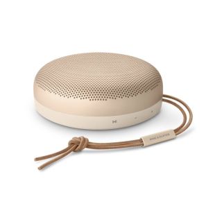 Bang & Olufsen Beosound A1 2nd Gen on kaasaskantav Bluetooth kõlar, värvuselt kuldne