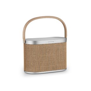 Bang & Olufsen Beosound A5 kaasaskantav multiruum WiFi kõlar on helepruun, kõlarite kate on rotangi meenutava mustriga