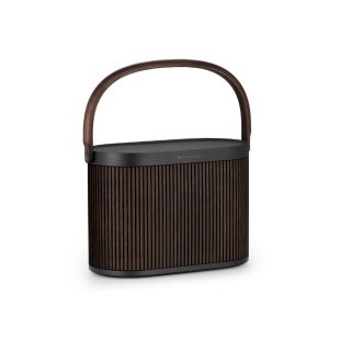 Bang & Olufsen Beosound A5 kaasaskantav multiruum WiFi kõlar on tumepruunist puidust raamiga ning mustade alumiiniumist detailidega
