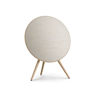 Bang & Olufseni Beoplay A9 multiruum wifi kõlar on taldriku kujuline, mida hoiavad püsti kolm puidust jalga