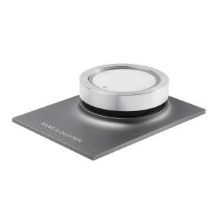 Bang & Olufsen puutetundlik juhtimispult BeoSound Essence on hõbedast värvi ja sobib laual hoidmiseks