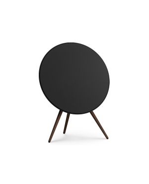 Bang & Olufseni Beoplay A9 multiruum wifi kõlar on taldriku kujuline, mida hoiavad püsti kolm puidust jalga