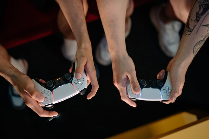 Sony värskendas DualSense Edge’i mängupulti ja PlayStation Portali käsikonsooli